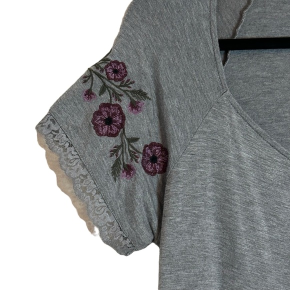 TORRID Gray Super Soft V-Neck Embroidered Sleeve Babydoll Tee 2X - Picture 7 of 12